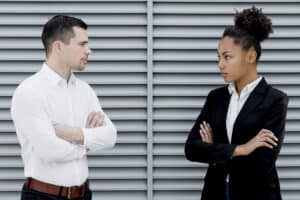 Recouvrement judiciaire vs recouvrement amiable : quand franchir la ligne ?